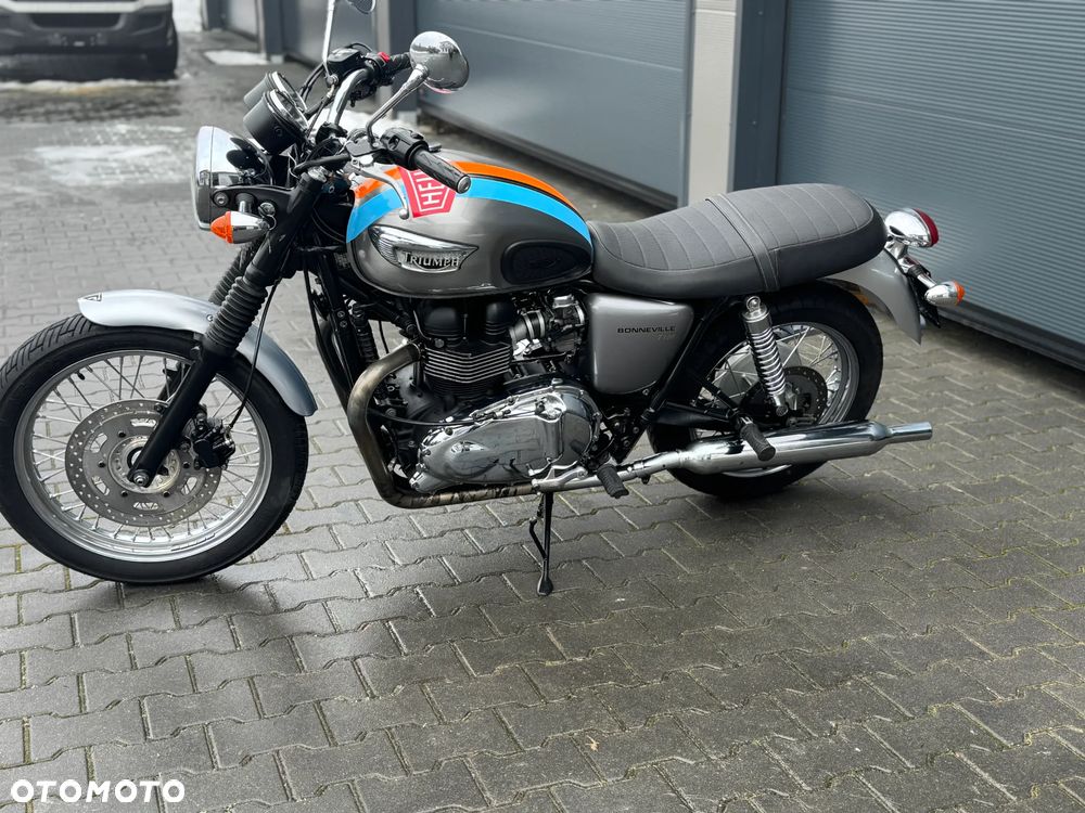 Triumph Bonneville - 4