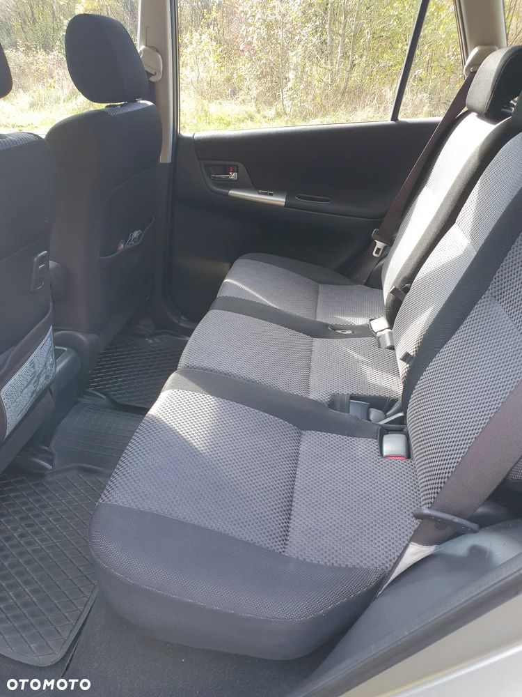 Toyota Corolla Verso 2002 photo 5