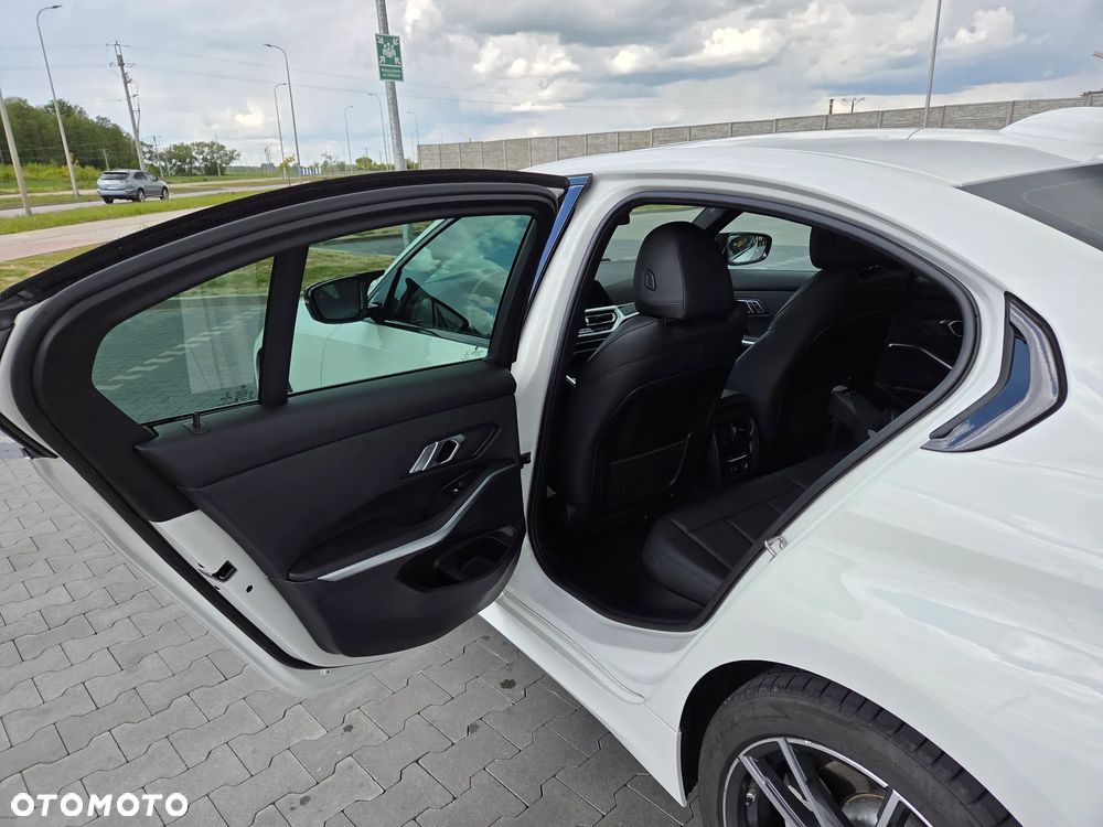 BMW Seria 3 330i Sport Line sport - 9