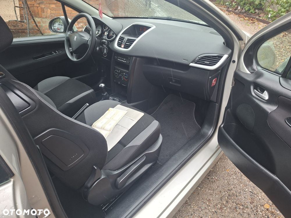 Peugeot 207 1.4 16V Trendy - 10