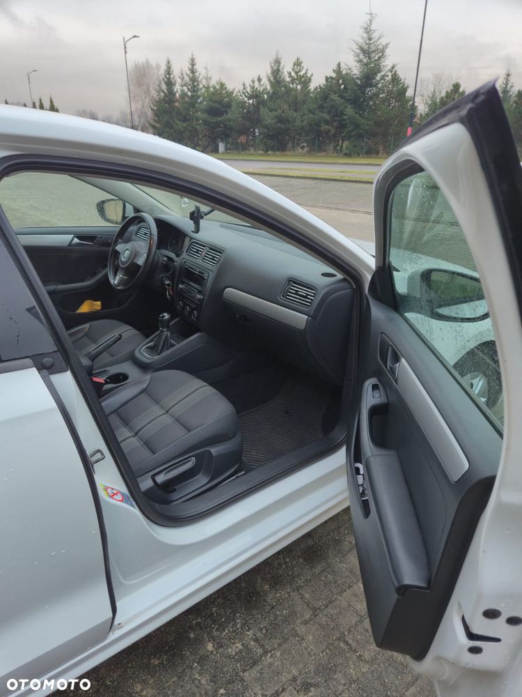 Volkswagen Jetta 1.6 TDI Blue Motion Technology Trendline - 5