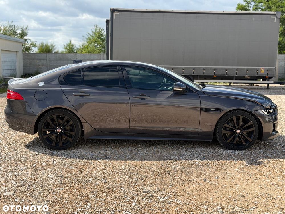 Jaguar XE 2.0 D R-Sport - 4