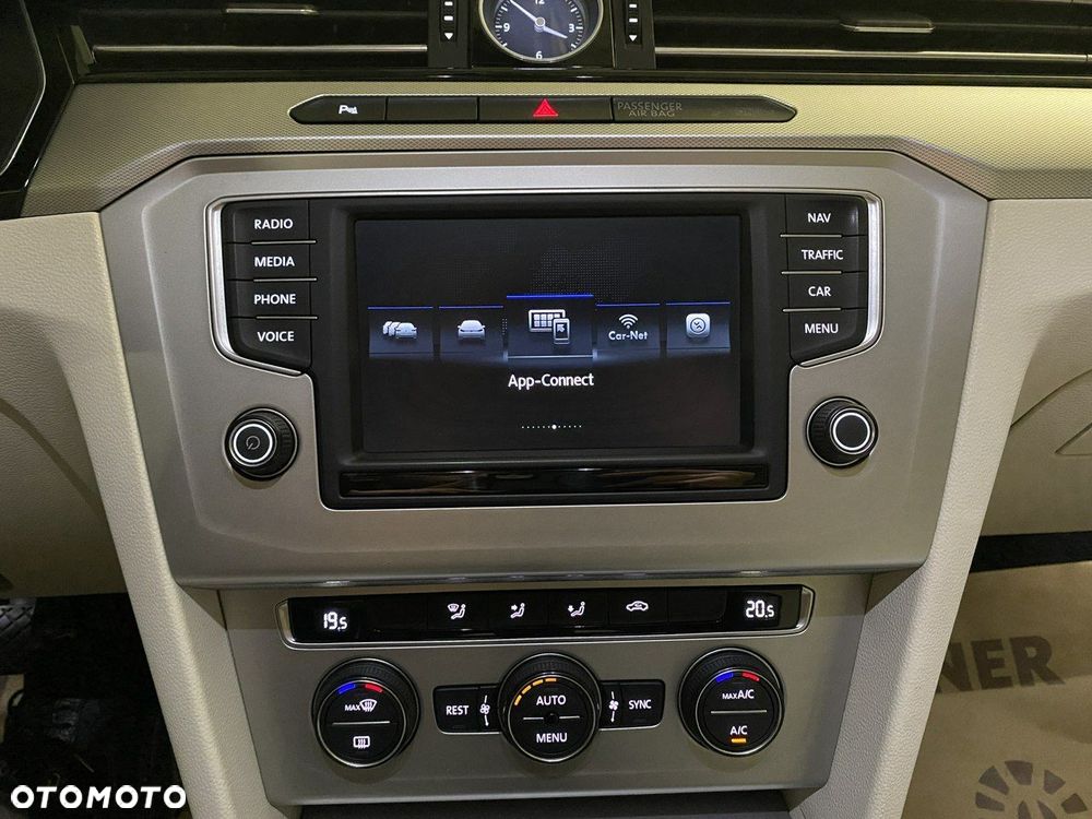 Volkswagen Passat - 25