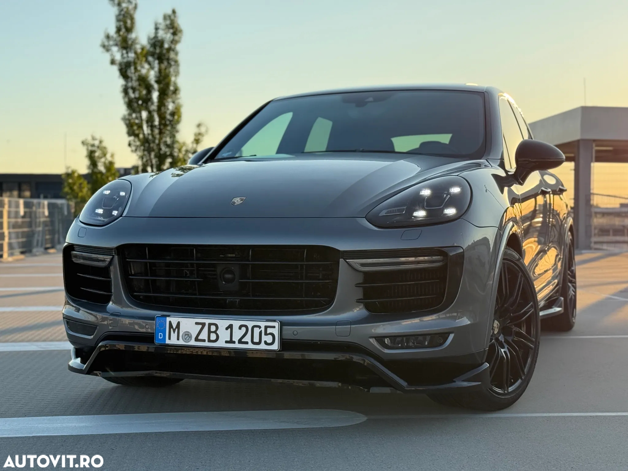 Porsche Cayenne 4.8 L Turbo - 6