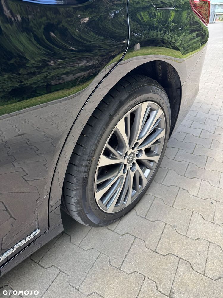 Lexus ES 300h Business Edition + - 29