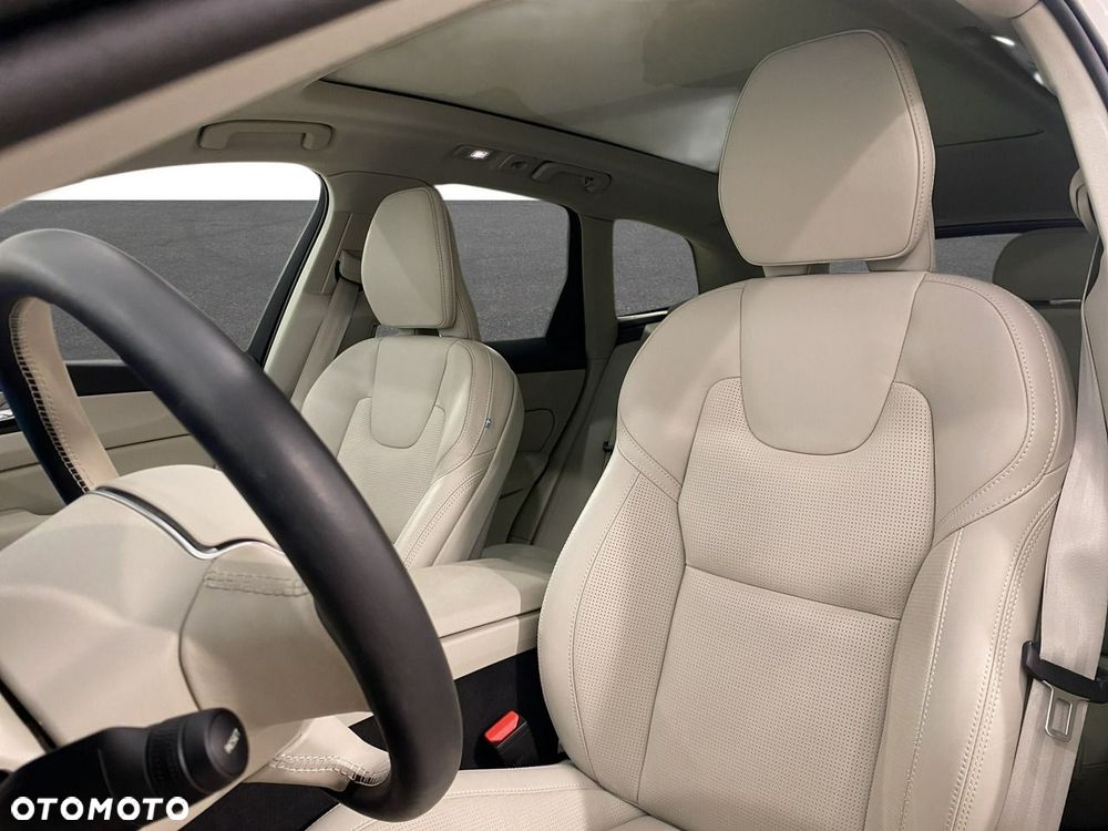 Volvo XC 60 B5 B AWD Plus Dark - 18