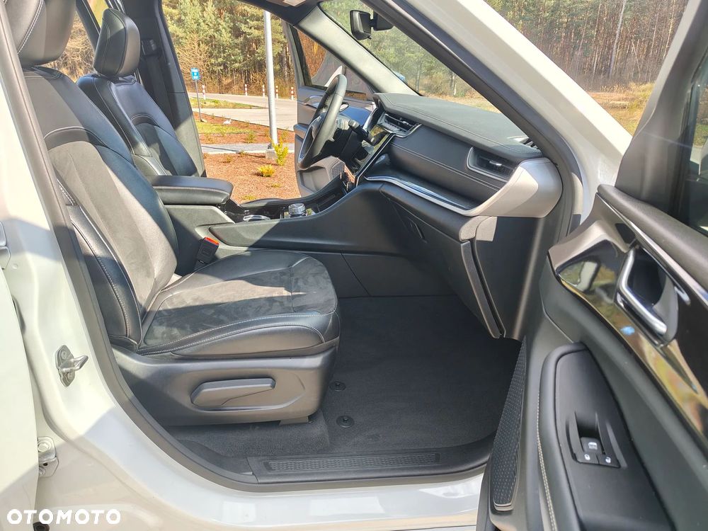 Jeep Grand Cherokee - 32