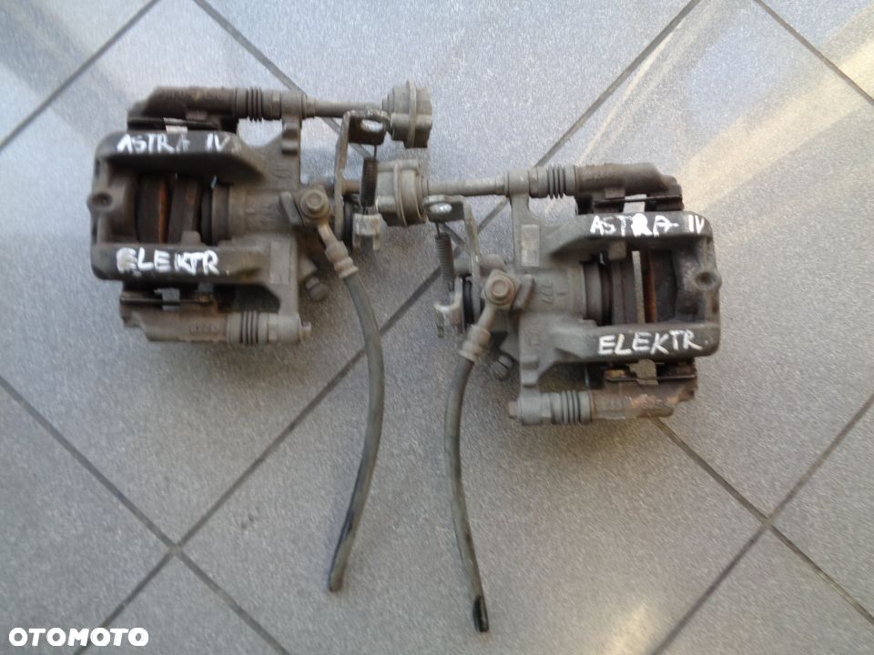 Zacisk prawy i lewy tył Opel Astra IV J elektr. - 1