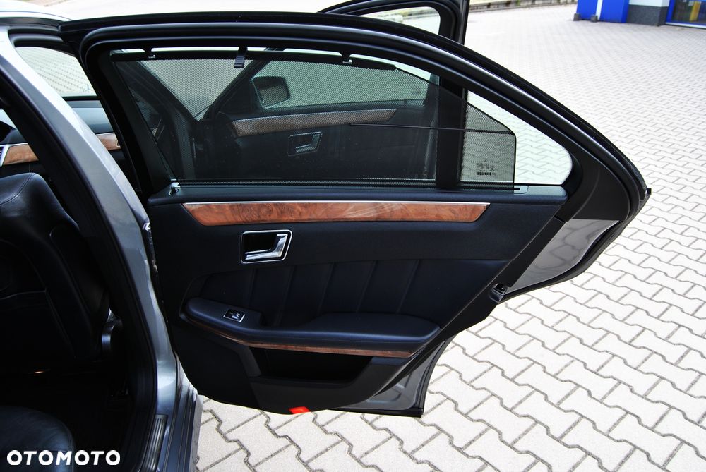Mercedes-Benz Klasa E 300 CDI DPF BlueEFFICIENCY 7G-TRONIC Elegance - 18