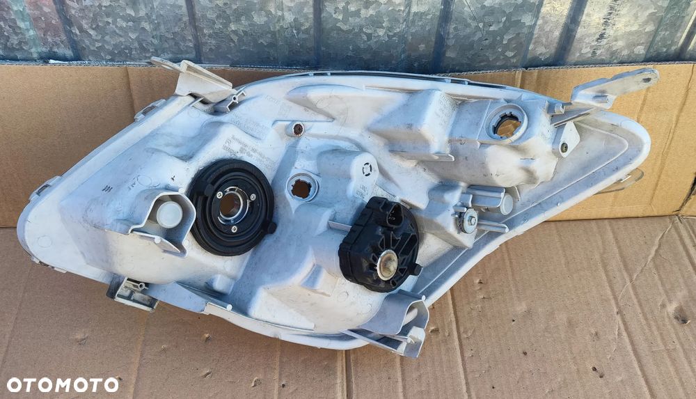 Reflektor prawy Lampa Prawa Toyota Corolla Verso 2001- Eu - 2