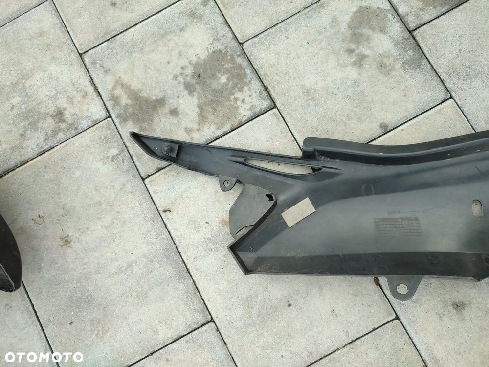 Owiewka, osłona prawa, bok, boczek, pogon prawy Suzuki DR 125 - 9