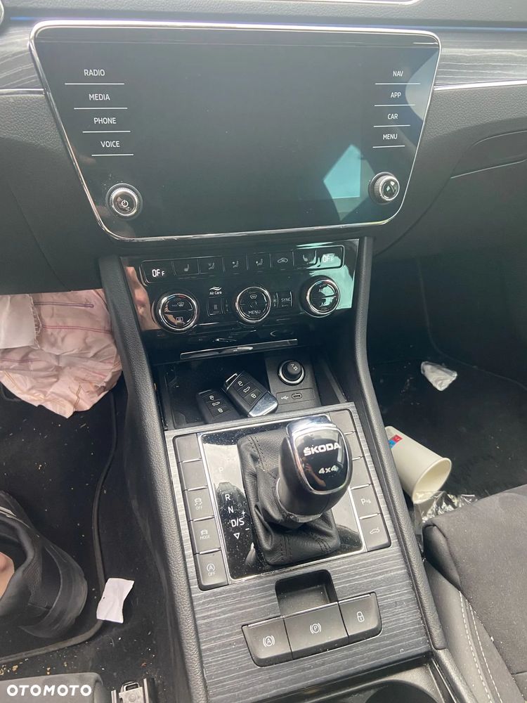 Skoda Superb 2.0 TDI 4x4 DSG Ambition - 17