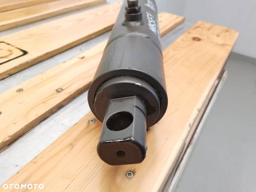 Siłownik podnośnika Massey Ferguson 6714 - 7