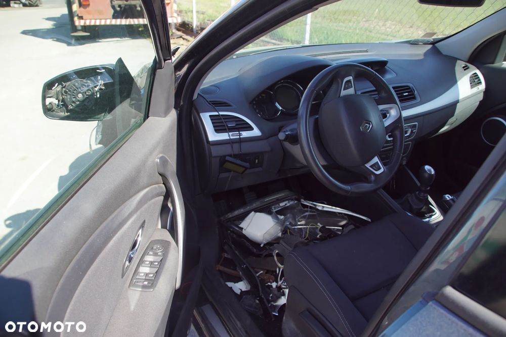 Auto na części - Renault Megane III 1.6 16V 110 KM K4M858 TL4030 TEB66 2011R Silnik Skrzynia Drzwi Błotnik Klapa Zderzak Lampa Lusterko Klamka Szyba Deska Kokpit Sterownik Moduł Czujnik Licznik Wyświetlacz Panel Kierownica - 8