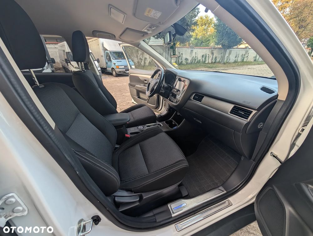 Mitsubishi Outlander 2.0 Intense + Navi 4WD CVT - 13