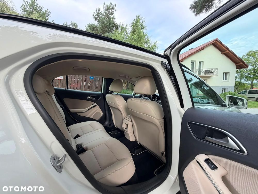 Mercedes-Benz GLA 200 7G-DCT Style - 29