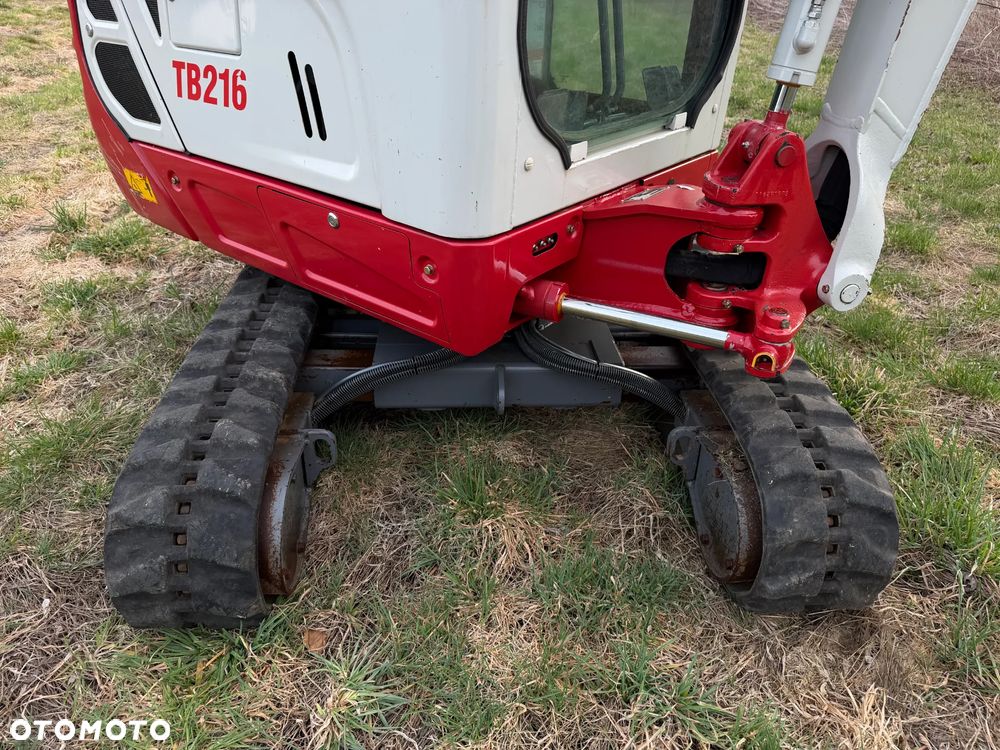 Takeuchi TB216  Koparka Gąsienicowa 2 tony. Długie ramie plus! Zaledwie 1000 mtg. DEKRA aktualna do 2026r. Rozsuwane Hydr. podwozie! Z Gospodarstwa Norweskiego! Zero luzów i wycieków. Maszyna jak Nowa z Salonu! 2017rok. Pełna Dokumentacja. Gąsienice bez zużycia! Łyżka Skarpowa! Szybkozłącze! Szybka wolna jazda. Radio Usb nagłośnienie. Po serwisach. Okazja Wyjscia Hydrauliczne. Silnik Yanmar 3cyl. skrętne ramię! - 3