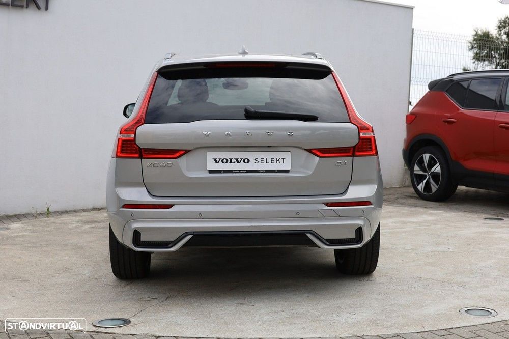 Volvo XC 60 2.0 B4 Plus Dark - 3
