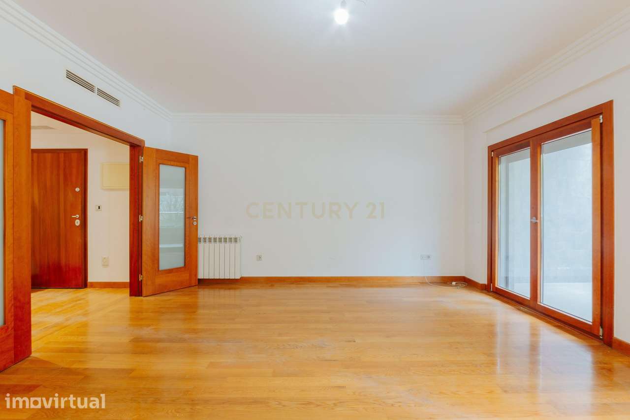 Apartamento T1 na Urbanização Jardins do Cristo Rei com Box e Terraço - Grande imagem: 4/17