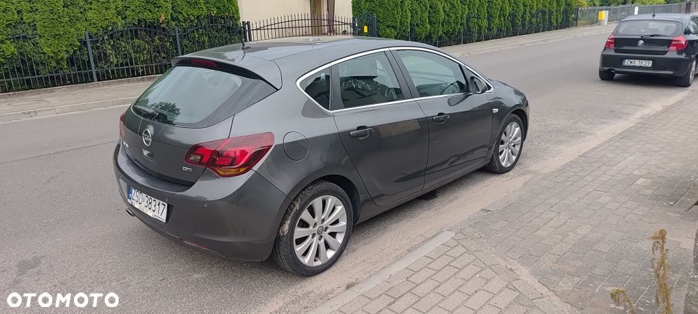 Opel Astra 2010 photo 2