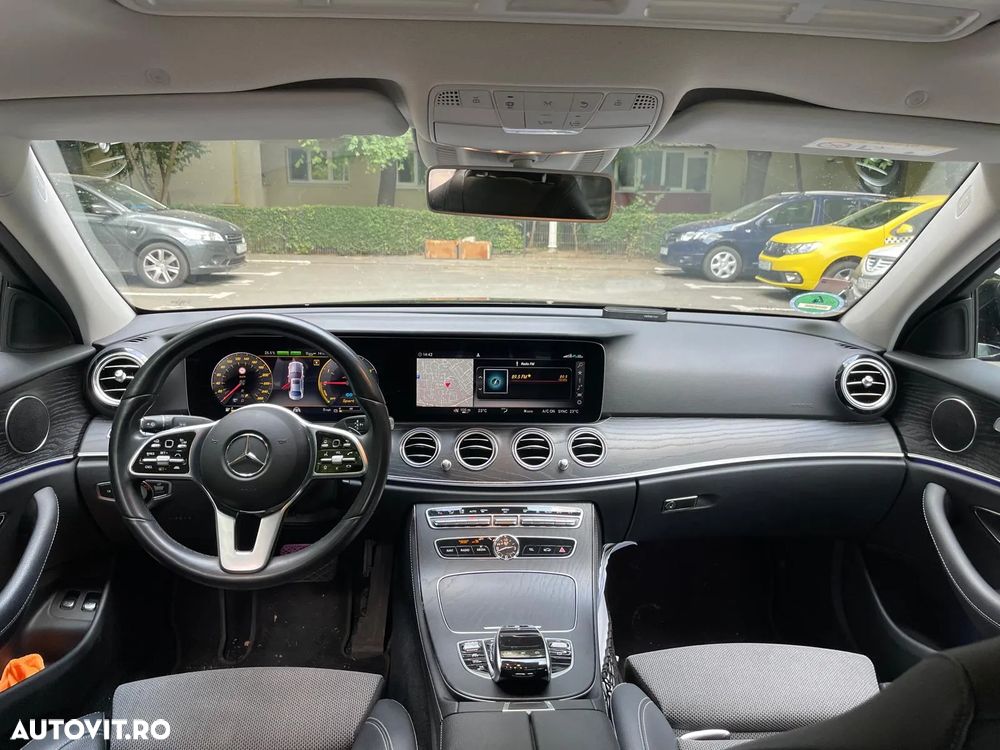 Mercedes-Benz E 300 de Aut. - 12