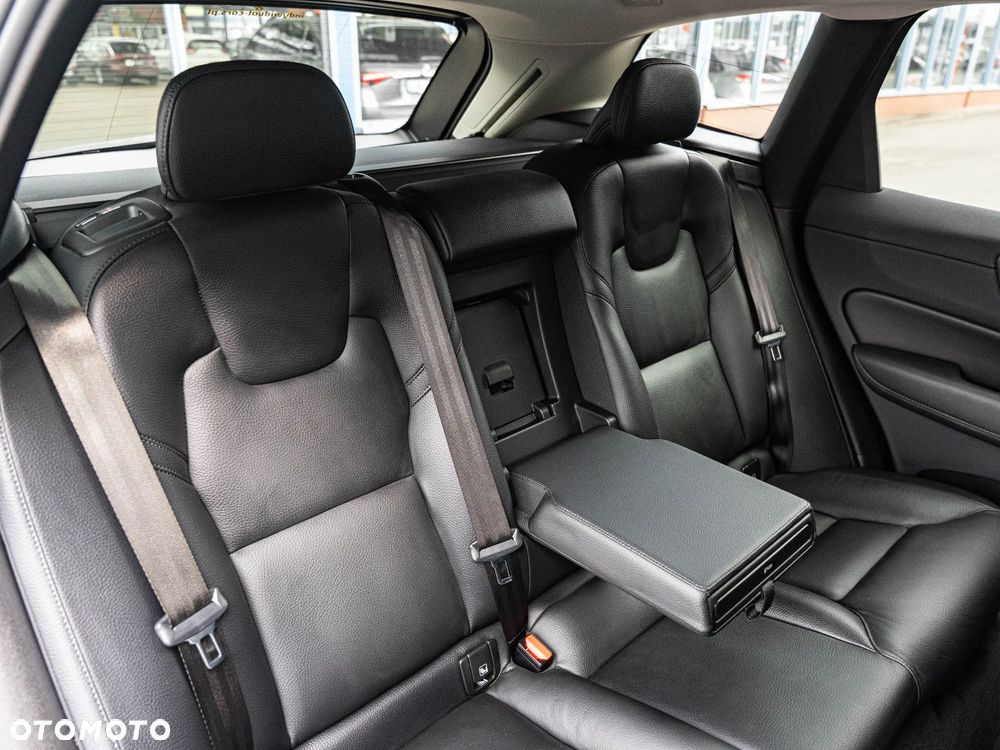 Volvo XC 60 B4 B Plus Dark - 27