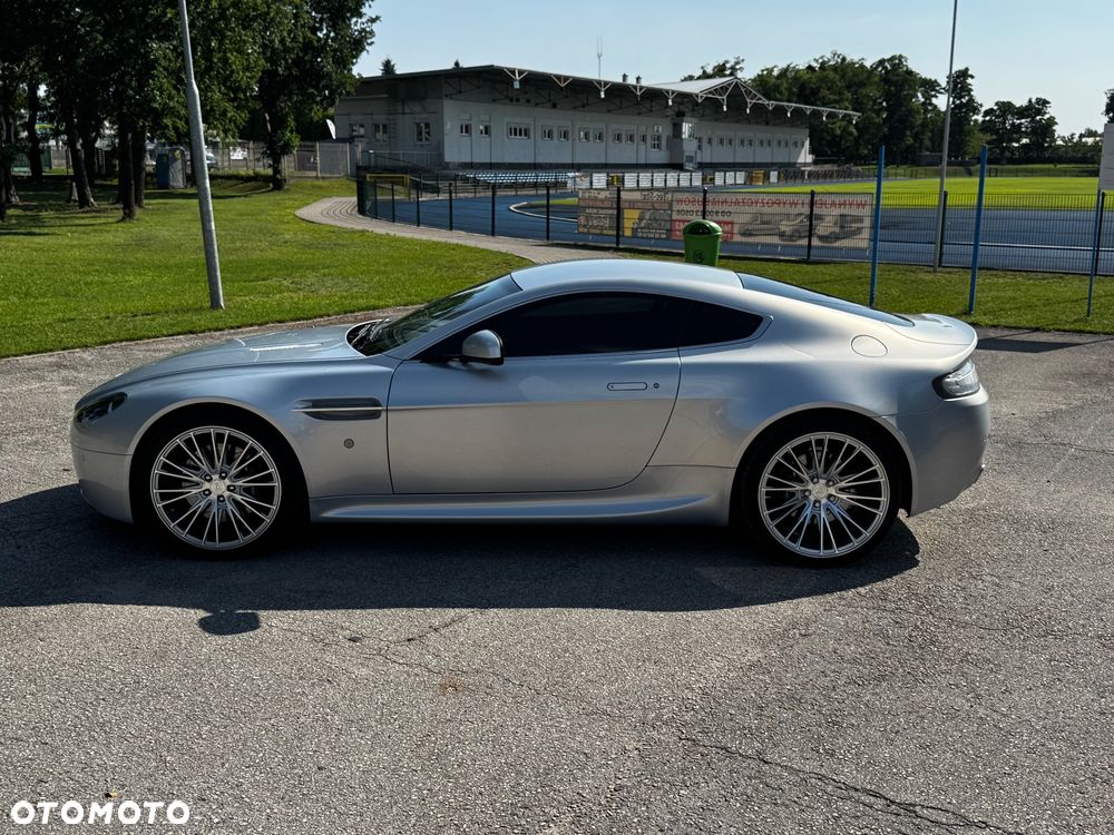 Aston Martin Vantage - 8