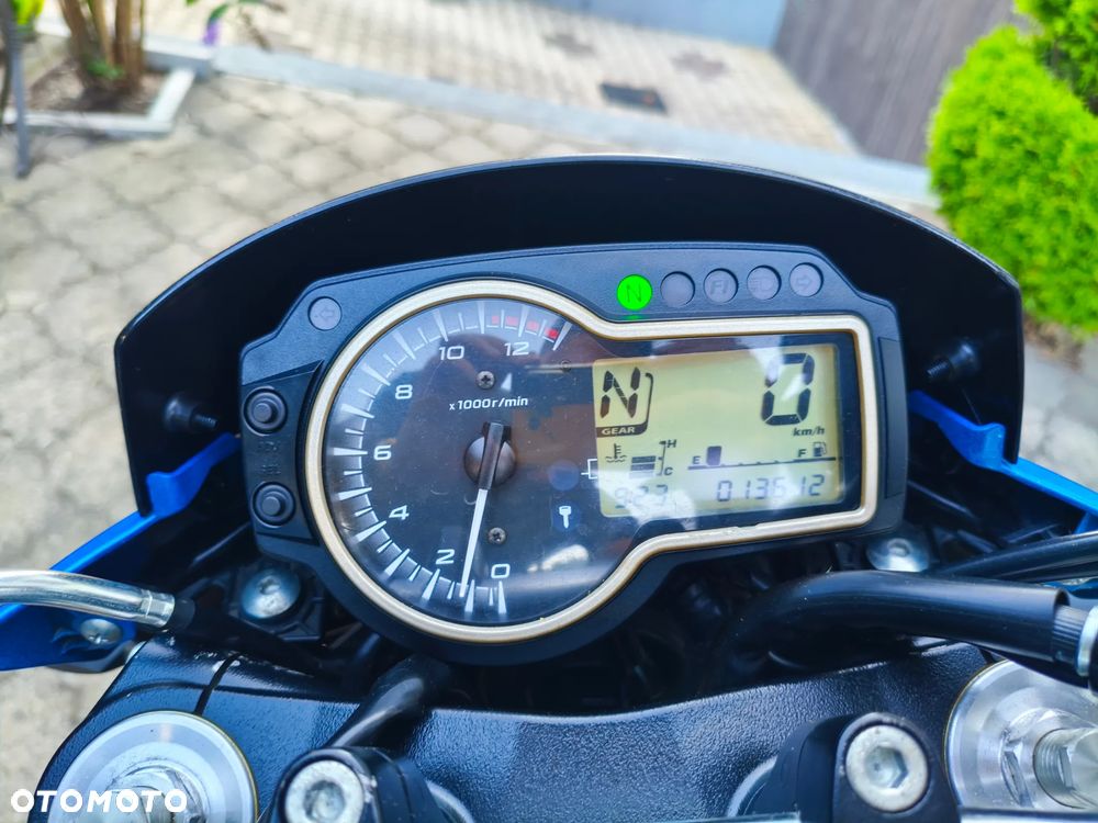 Suzuki GSR - 14