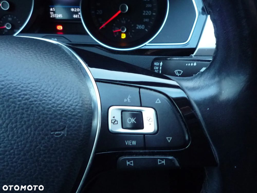Volkswagen Passat 2.0 TDI SCR Comfortline - 23