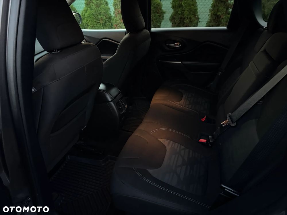 Jeep Cherokee - 13