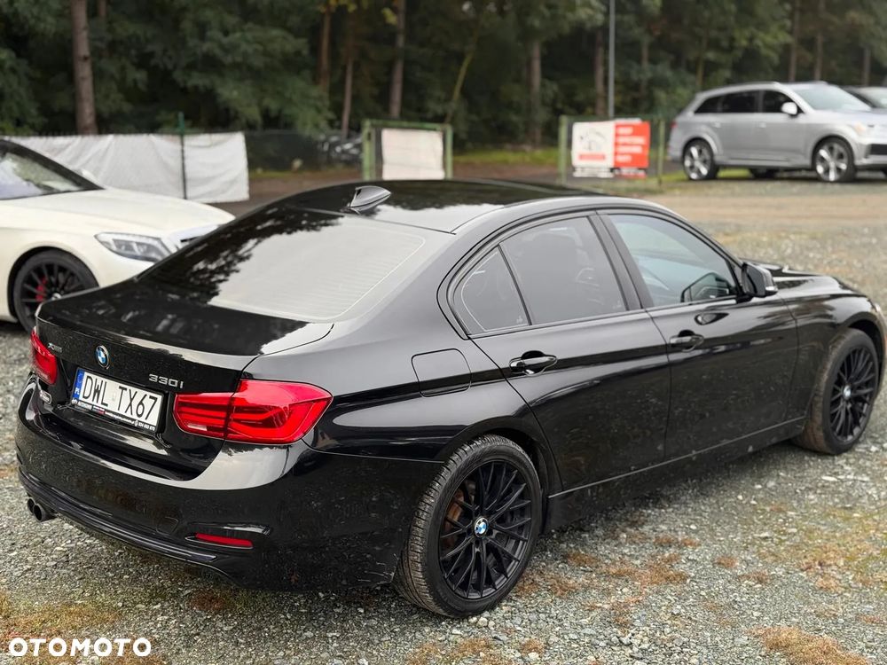 BMW Seria 3 330i - 12
