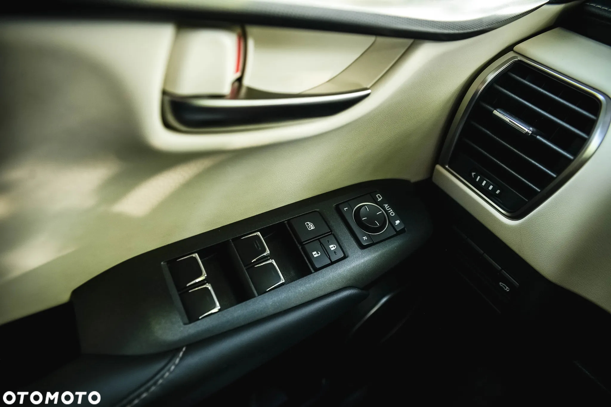 Lexus NX 300h Prestige AWD - 18