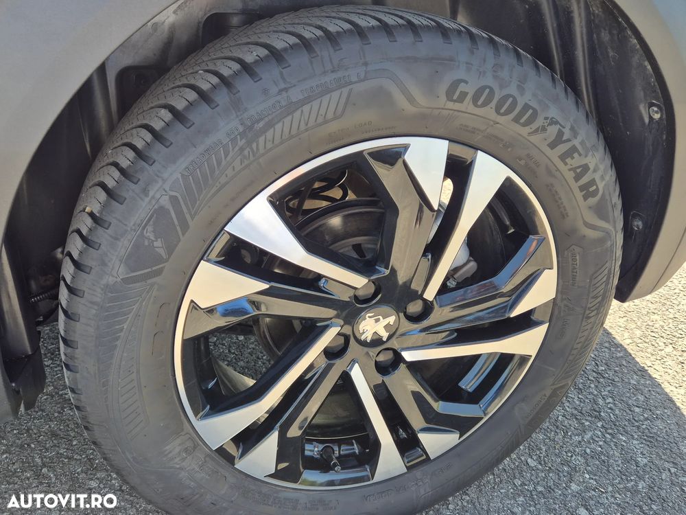 Peugeot 2008 1.2 L PureTech STT EAT8 Allure - 5