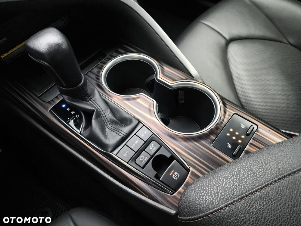 Toyota Camry 2.5 Hybrid Executive CVT - 24