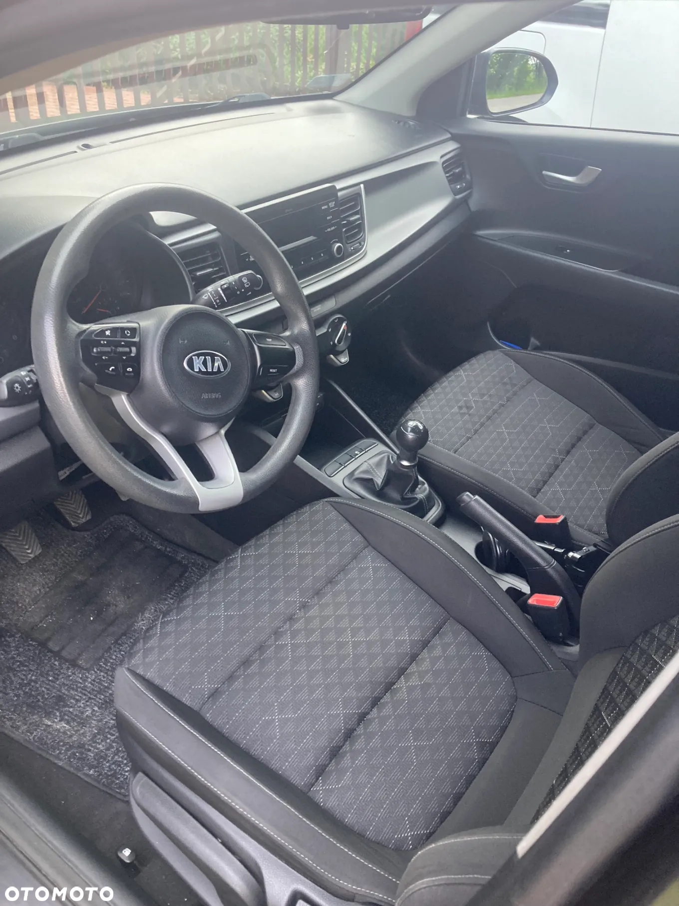 Kia Rio 1.2 L - 6