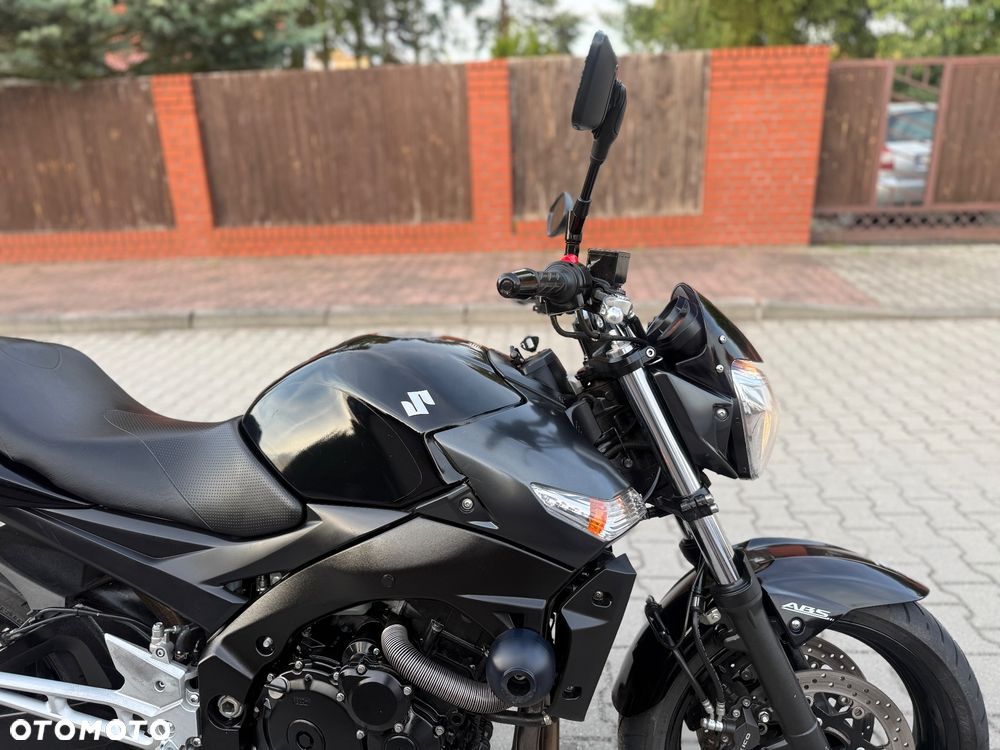Suzuki GSR - 7