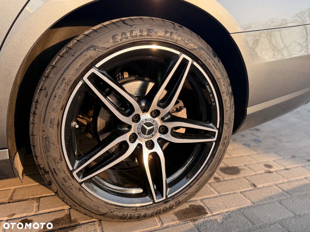 Mercedes-Benz Klasa E 220 d 4-Matic 9G-TRONIC - 27