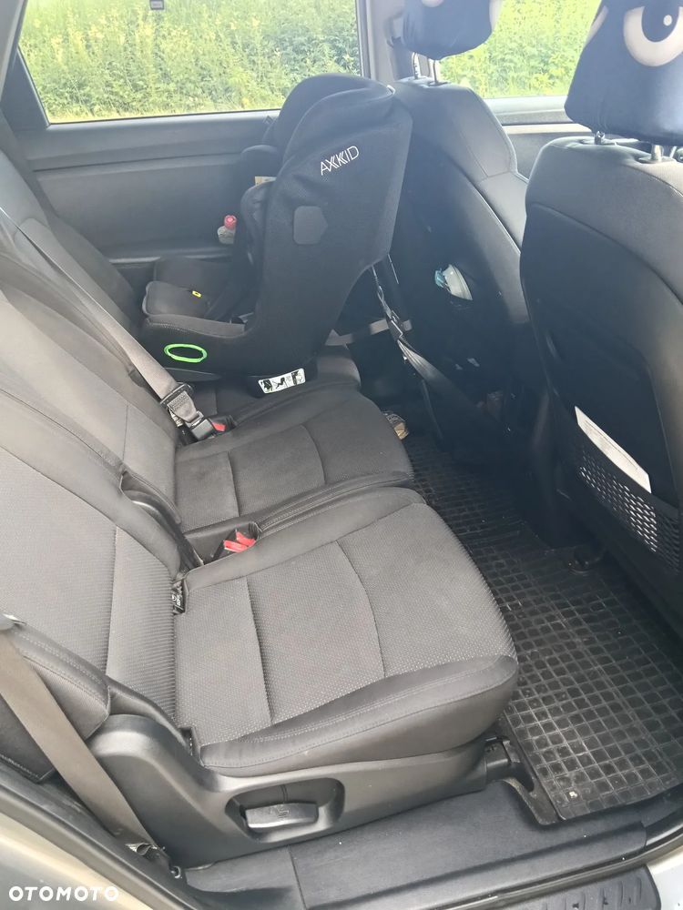 Kia Carens - 8