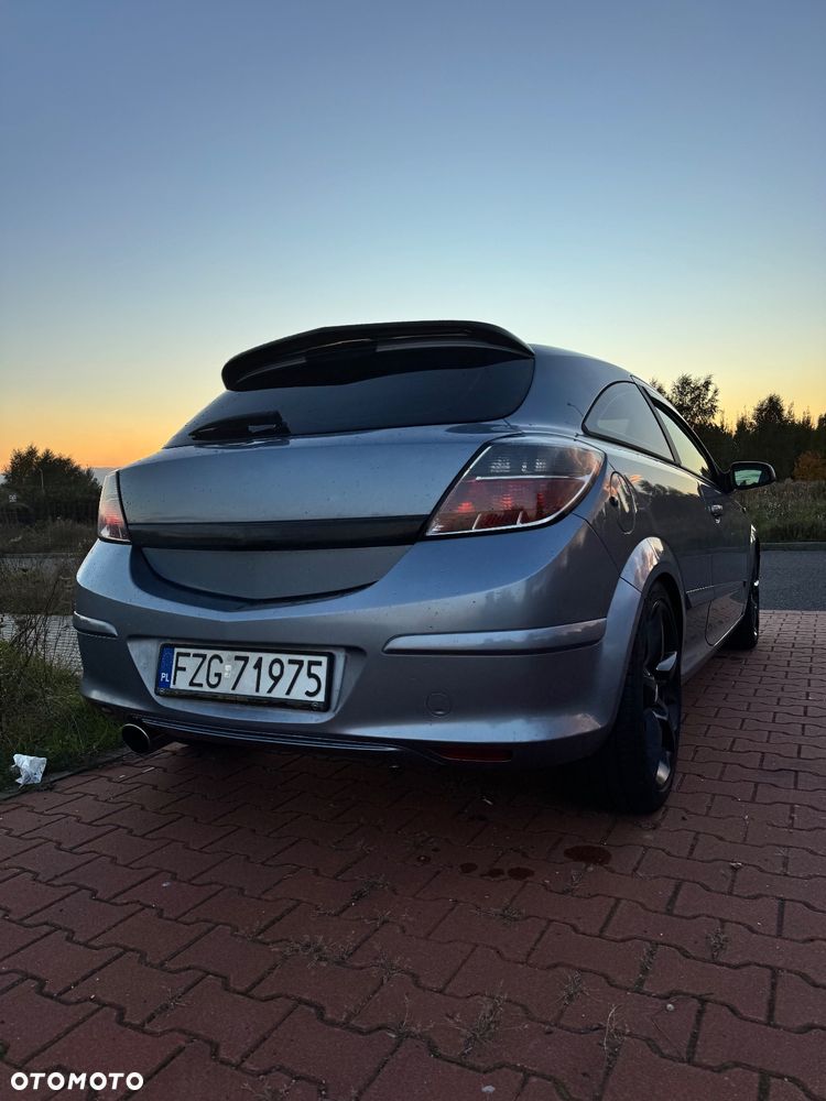Opel Astra III GTC 2.0 T OPC - 10