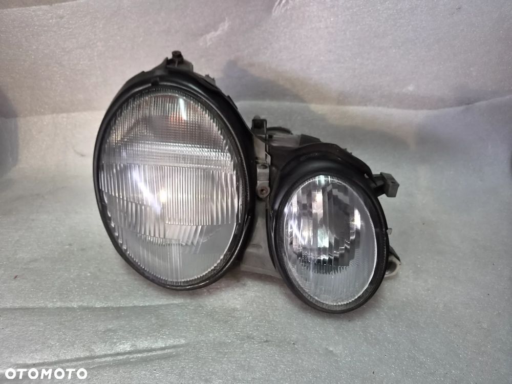 Lampa przednia prawa Mercedes CLK W208