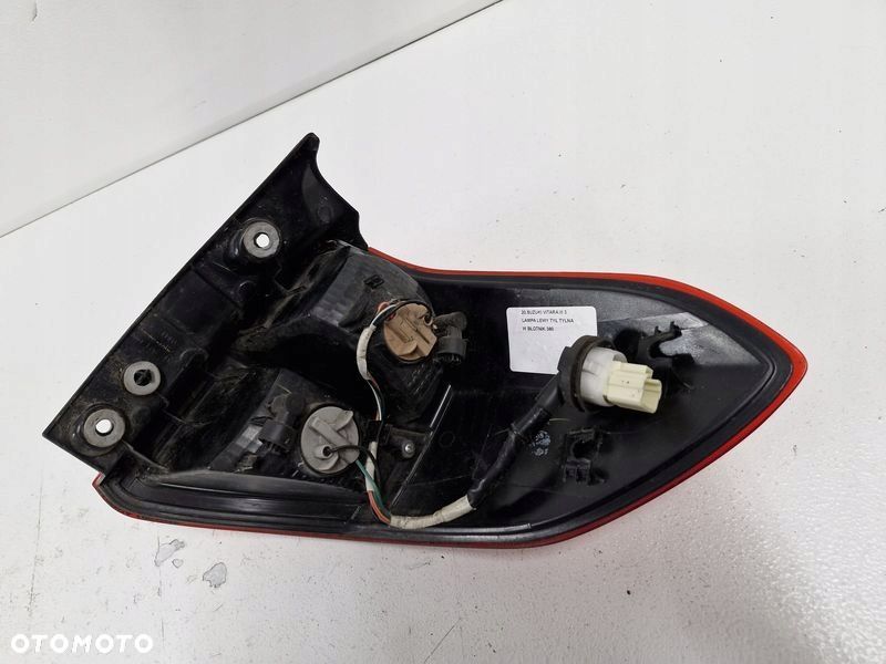 SUZUKI VITARA III 3 LAMPA LEWY TYŁ TYLNA W BŁOTNIK - 8