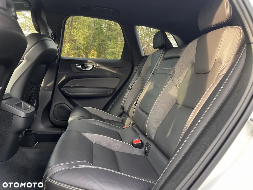 Volvo XC 60 B4 D AWD R-Design - 18