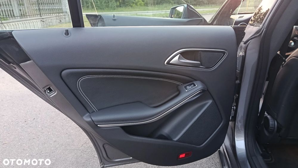 Mercedes-Benz CLA 180 7G-DCT UrbanStyle Edition - 21