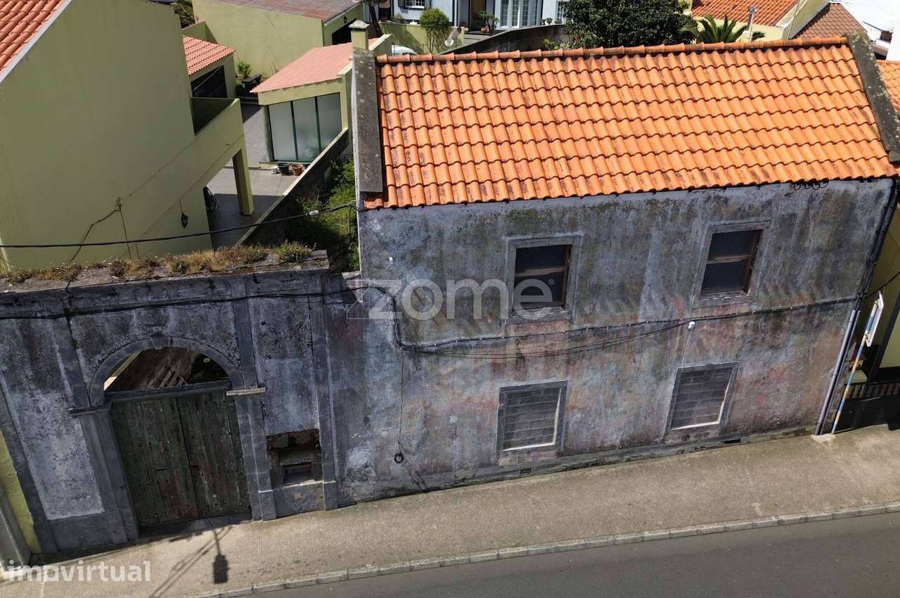 Prédio Tradicional para Reabilitação com Garagem – Fajã de Baixo - Grande imagem: 2/17