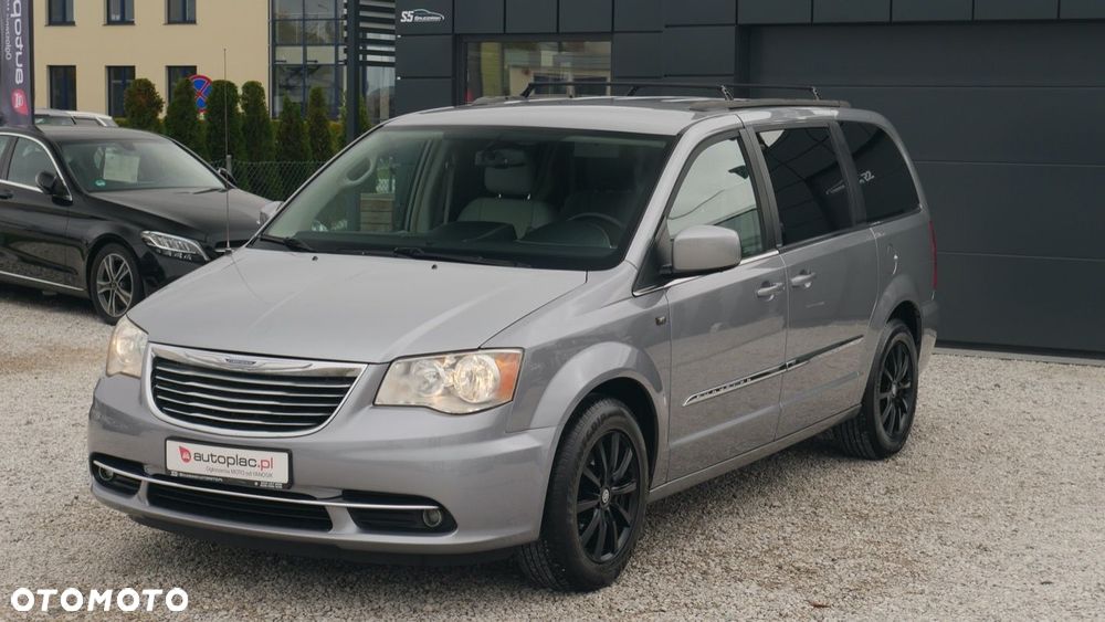 Chrysler Town & Country - 4