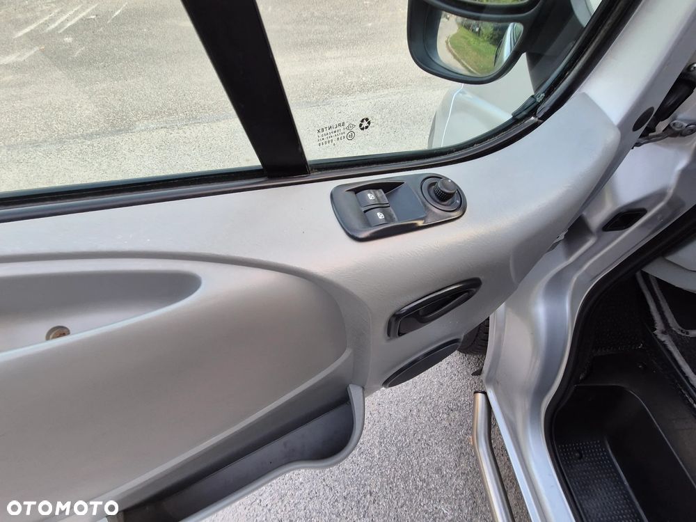 Opel Vivaro - 24