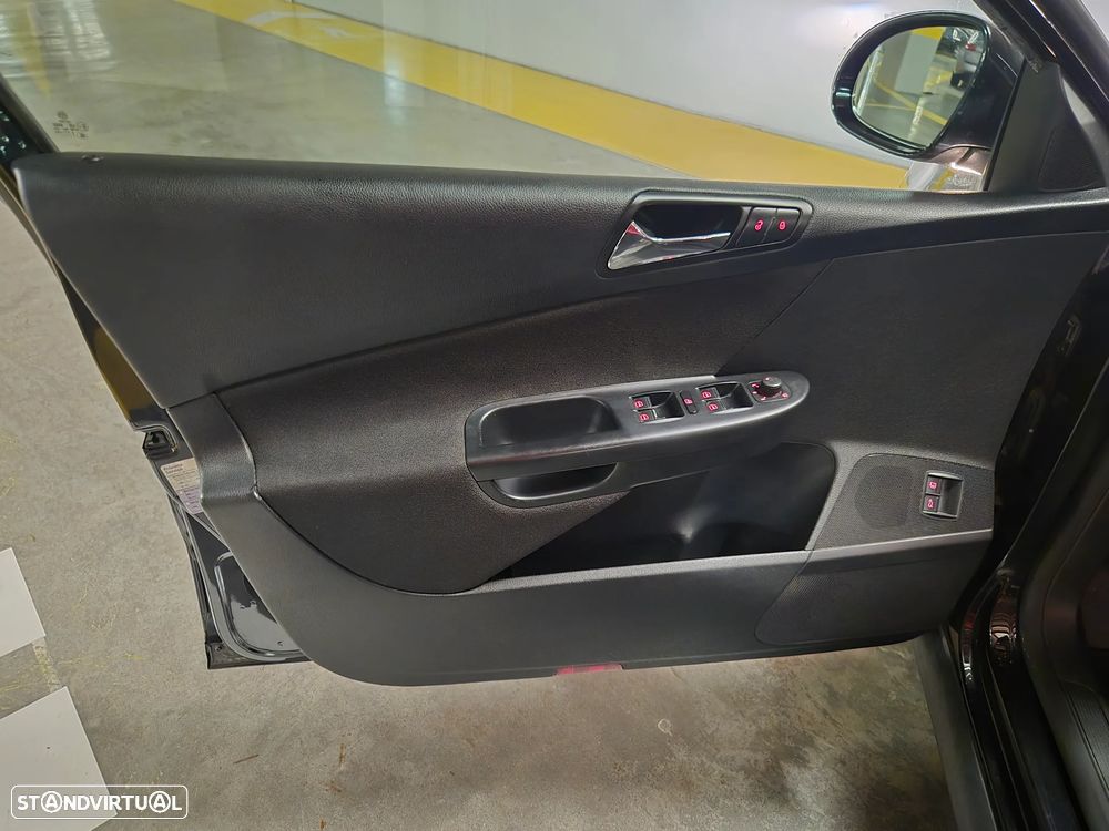 VW Passat 2.0 TDI Confortline - 28