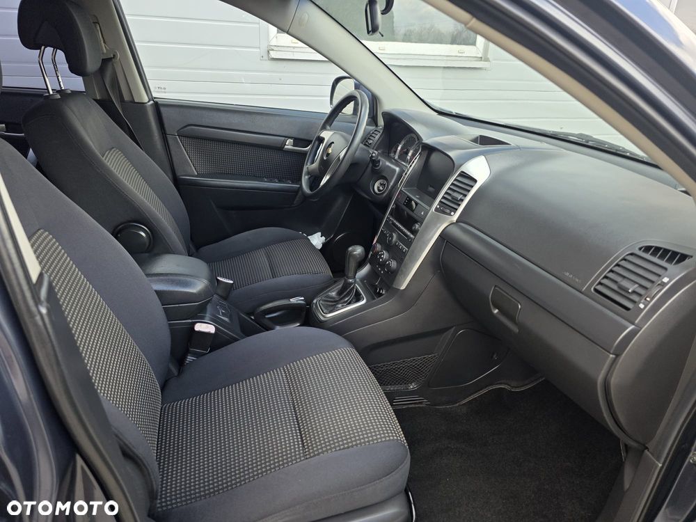 Chevrolet Captiva 2.4 LS 5os - 25