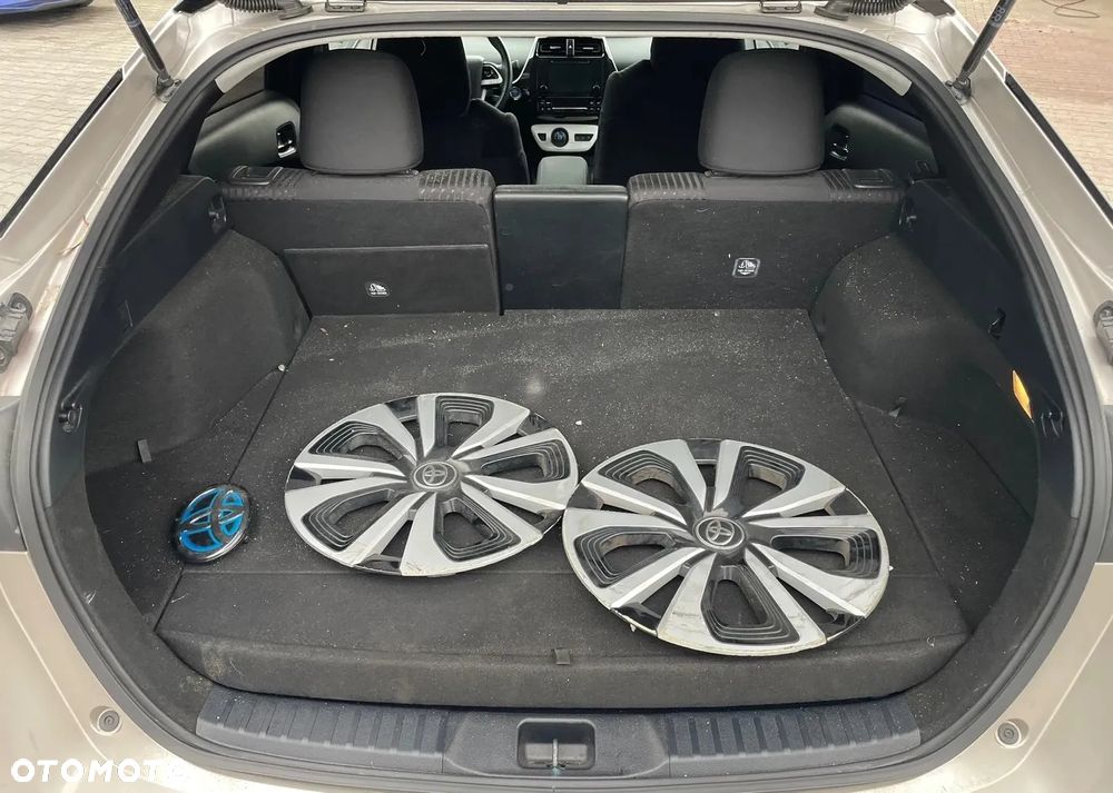 Toyota Prius ver-1-8-hybrid-executive - 12