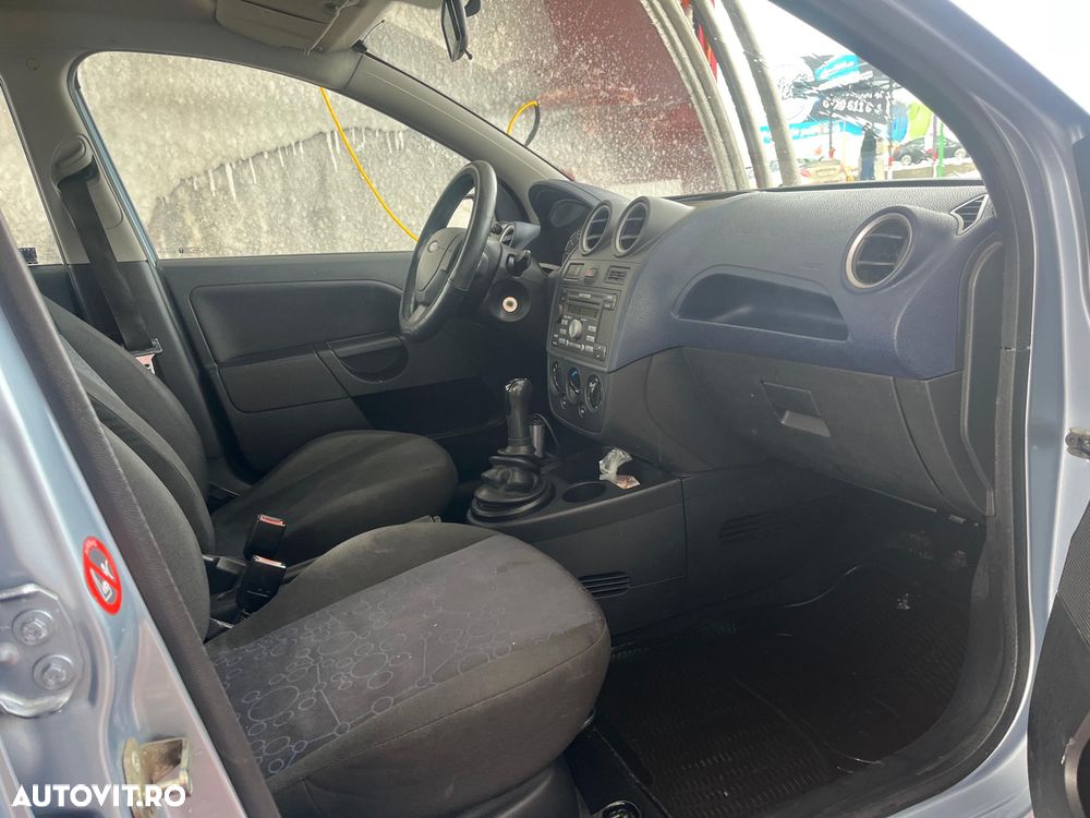 Ford Fiesta 1.25i Ambiente - 8